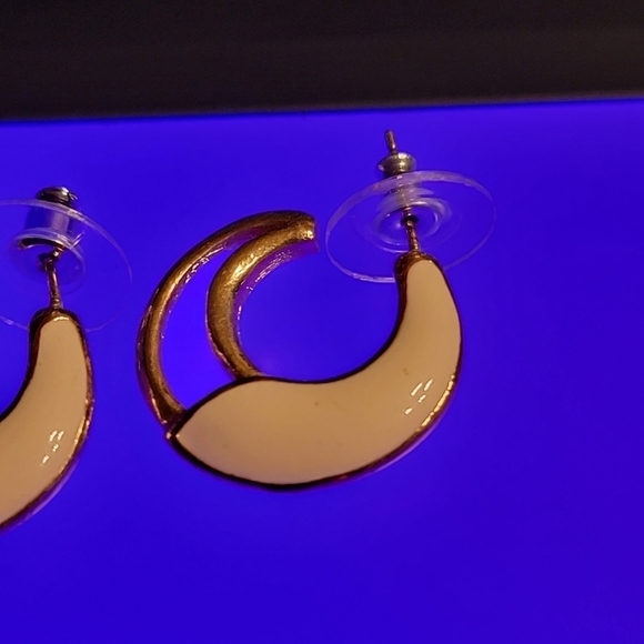 Vintage Goldtone and Cream Enamel Moon Hoop Pierced Earrings - Picture 5 of 5